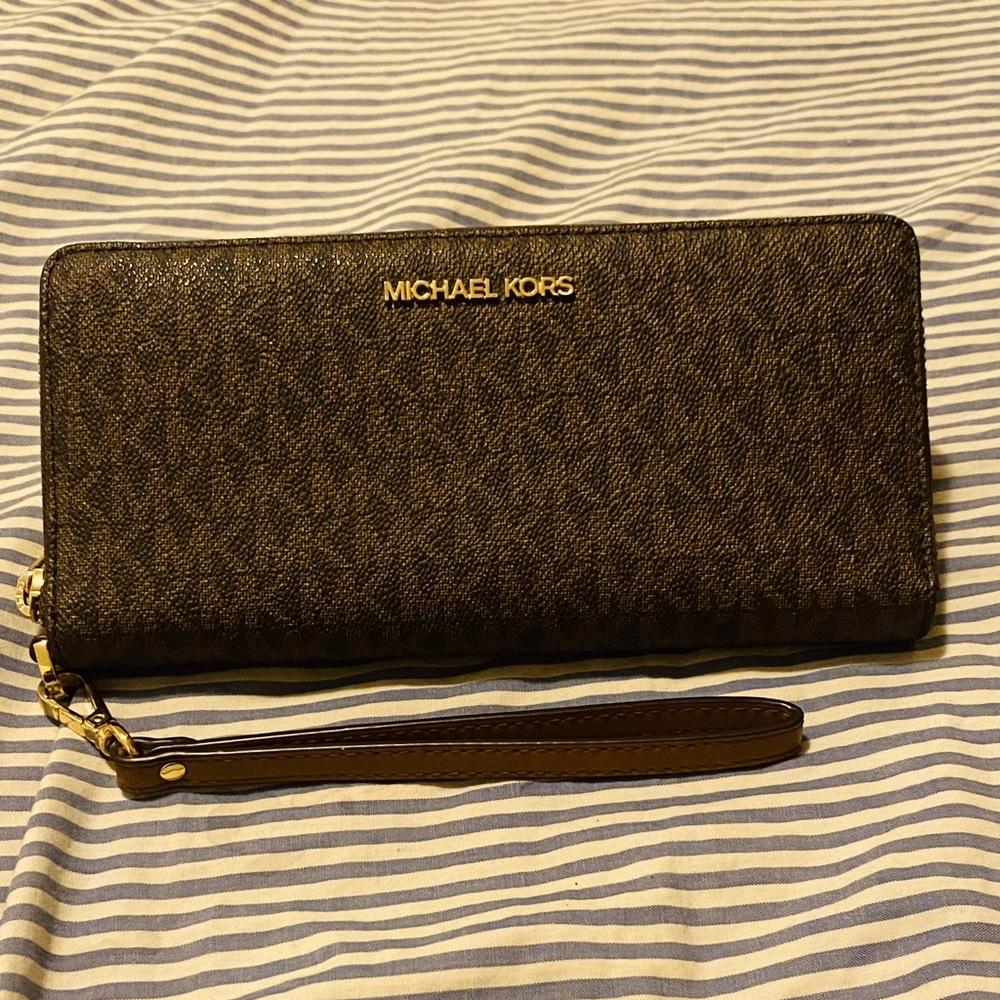 Michael Kors Wallet with wristband , almost new condition no flaws at all.